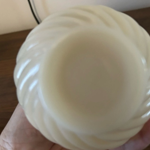 Vintage Fenton Frosted Satin Glass Swirl Ruffled Crimped Vase Cream Label 6" - Picture 4 of 5